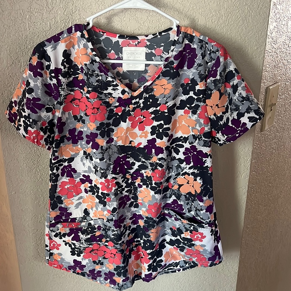 Cherokee S scrub top